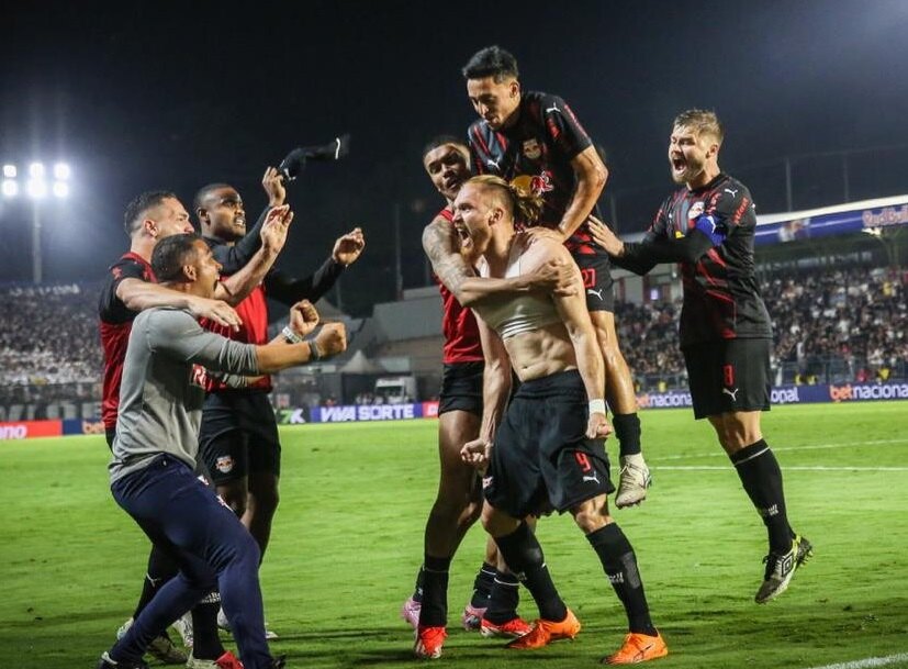 Isidro Pitta vuelve al gol y Bragantino vence al Corinthians