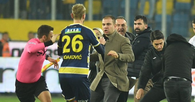 Detenidas 18 personas en Turquía en investigación a árbitros sospechosos de apuestas