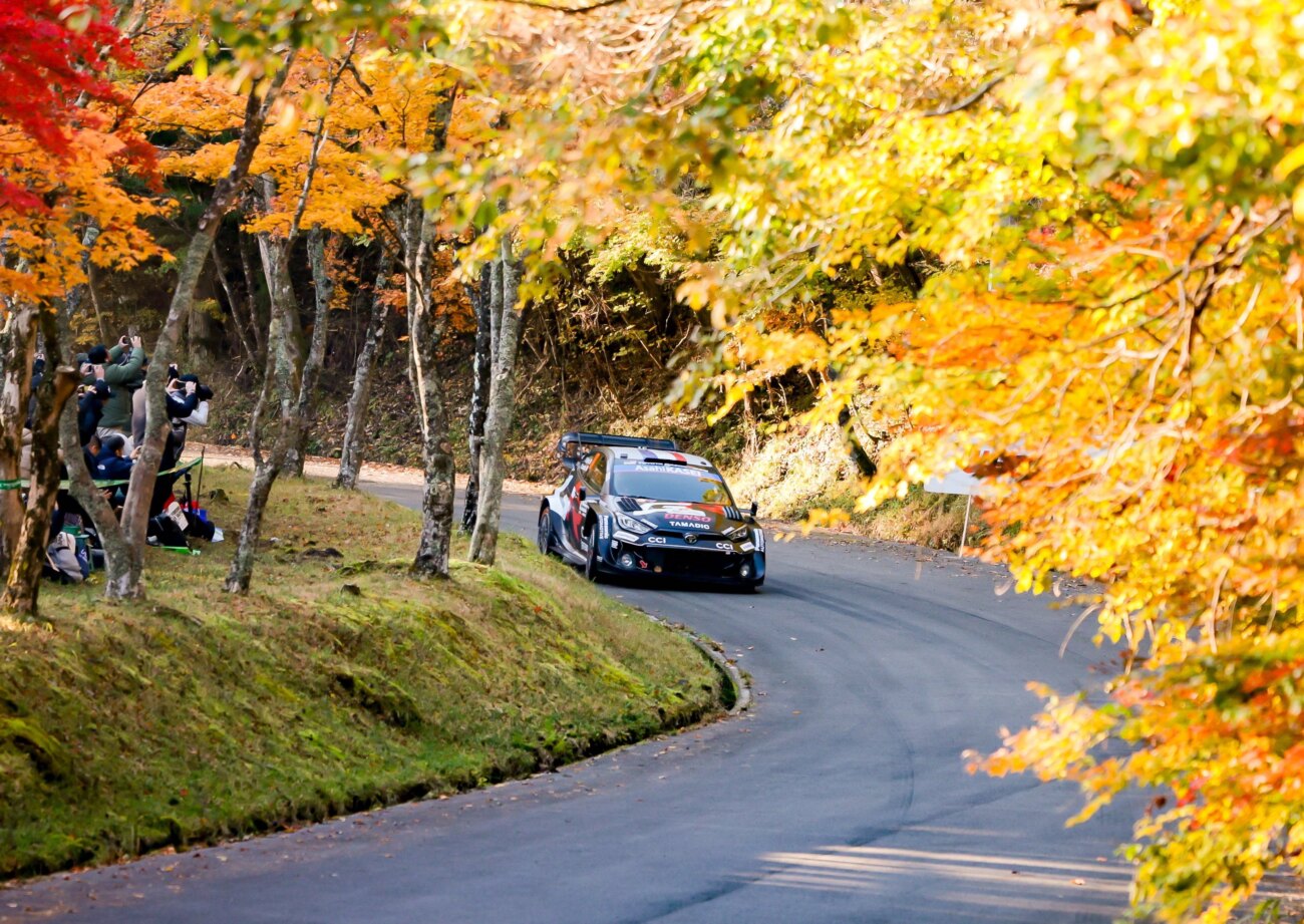Ogier lidera el Rally de Japón pero Evans le pisa los talones
