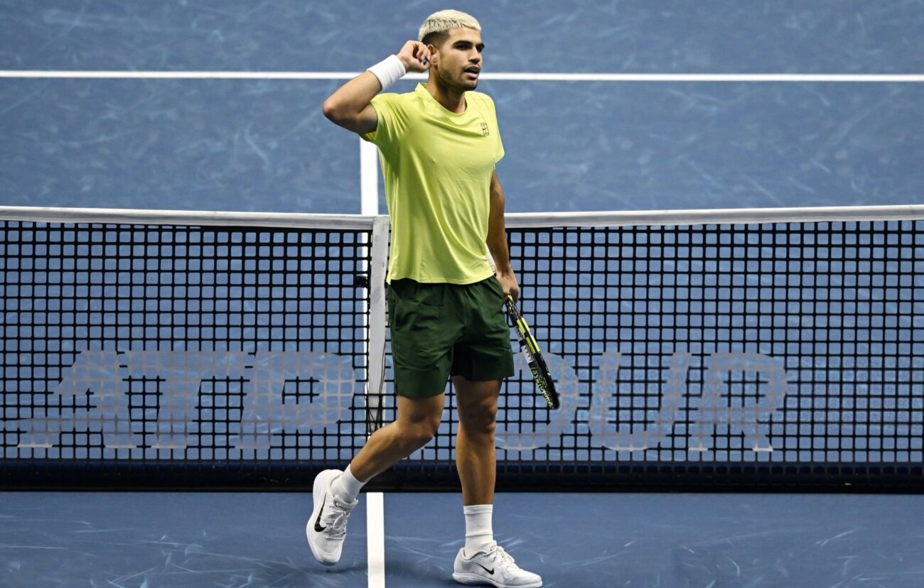 Alcaraz sobrevive a un combativo Fritz y casi se asegura las semifinales del Masters