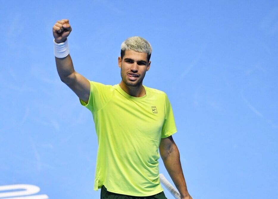 Alcaraz avanza a semifinales del Masters tras triunfo de De Miñaur