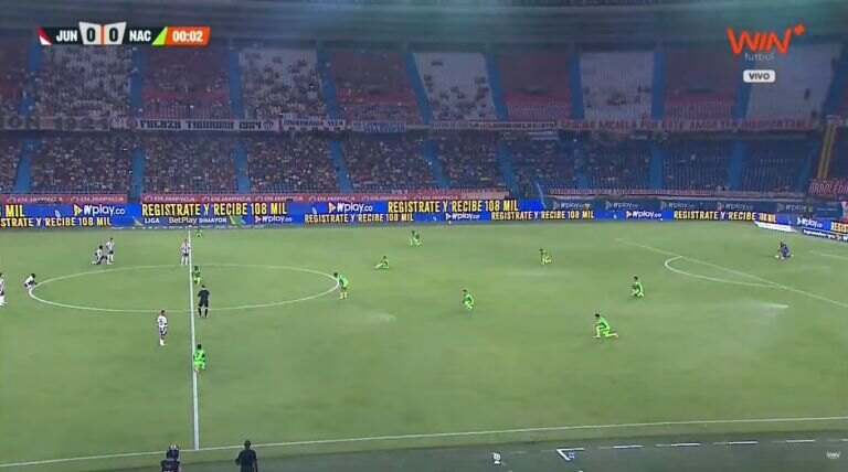 Futbolistas colombianos se tiran al césped en protesta por sus condiciones laborales