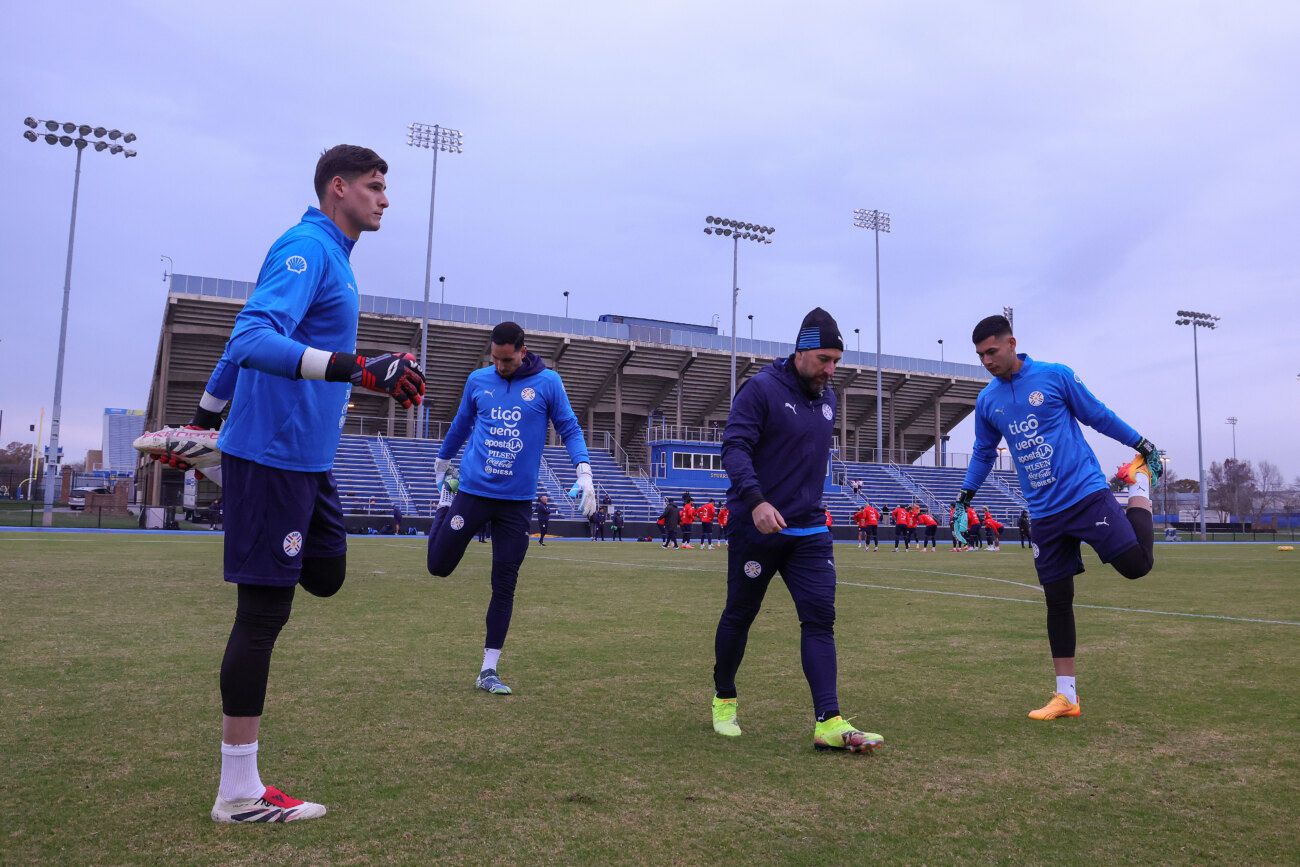 Las palabras de Alfaro sobre Gill: "Necesitamos definir quién va a ser el arquero"