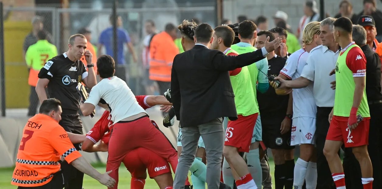 Barracas Central clasifica a octavos del Clausura argentino con otro arbitraje polémico