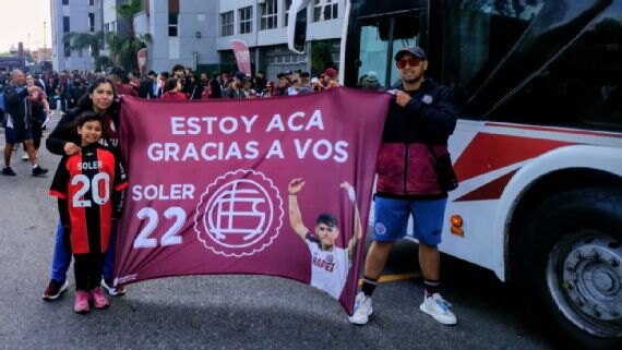 El gran gesto del paraguayo Julio Soler con una pequeña fanática de Lanús