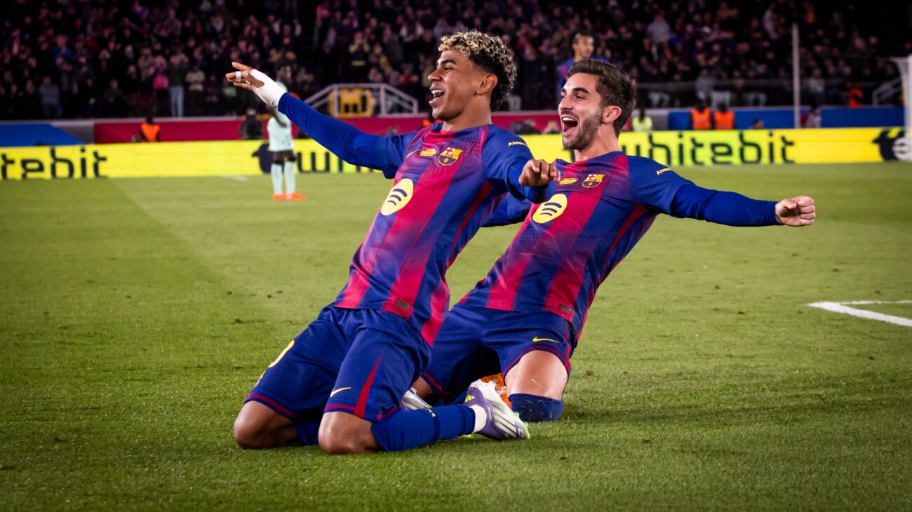 Barcelona vuelve al Camp Nou con goleada y liderato provisional