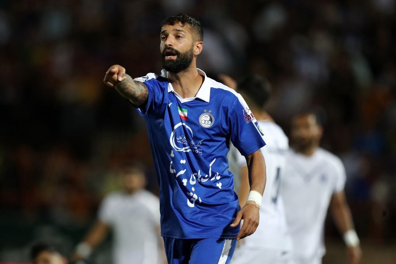 Club iraní suspende a futbolista por aparecer con una copa de alcohol en un video