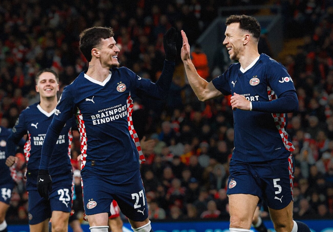 La defensa del Liverpool es una ruina y el PSV Eindhoven gana en Anfield