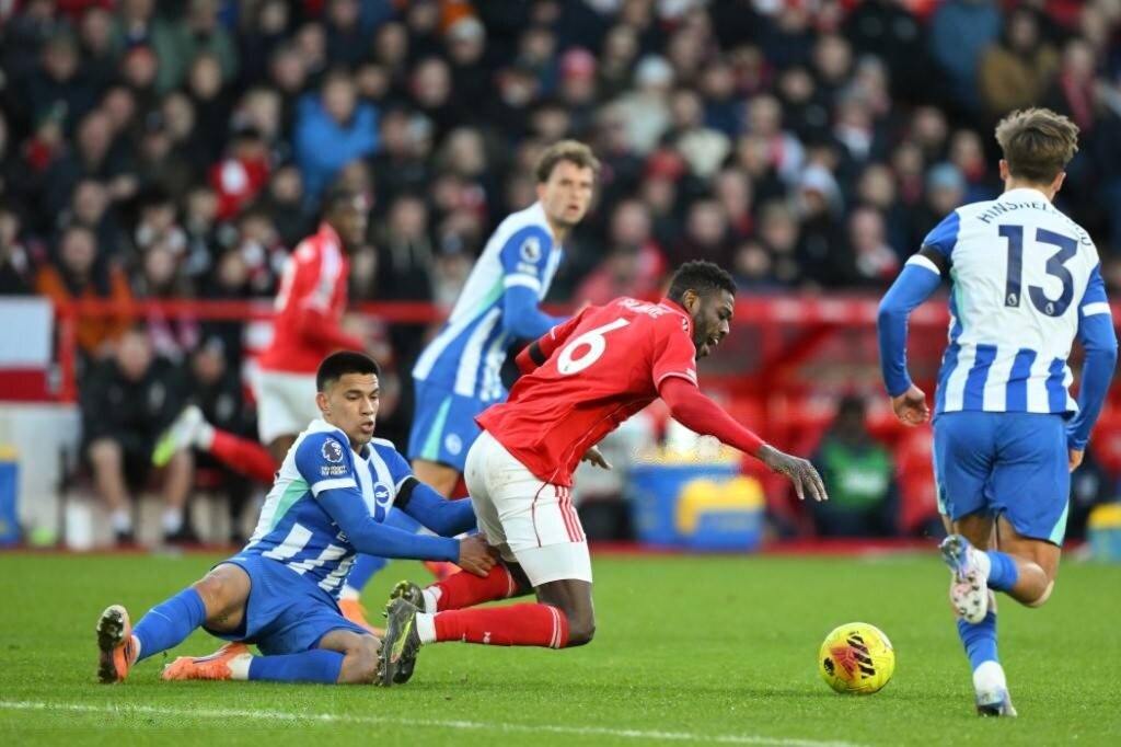 Con Diego Gómez como titular, Brighton ganó y se metió al Top 5