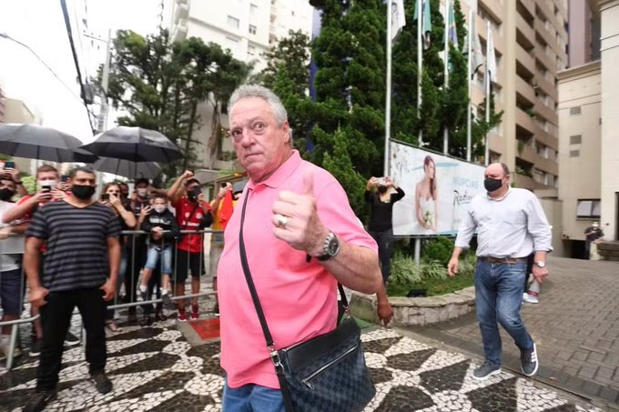Abel Braga aparece con camisa rosa luego de su arrebato homofóbico