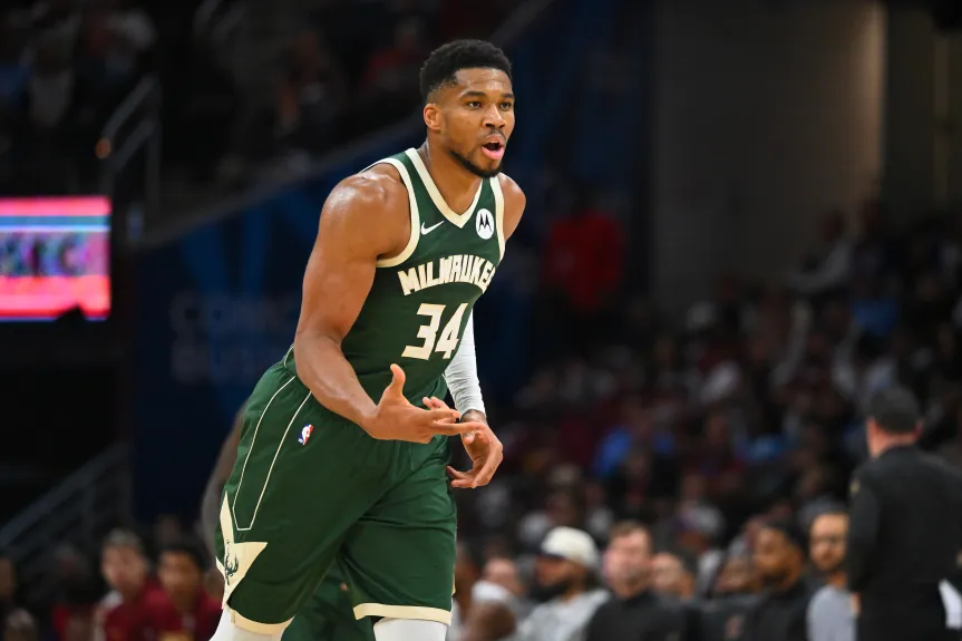 Antetokounmpo se lesiona en pleno ruido por su futuro en Milwaukee