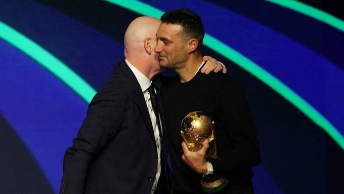 La FIFA se disculpa con Scaloni por no dejarle tocar el trofeo del Mundial