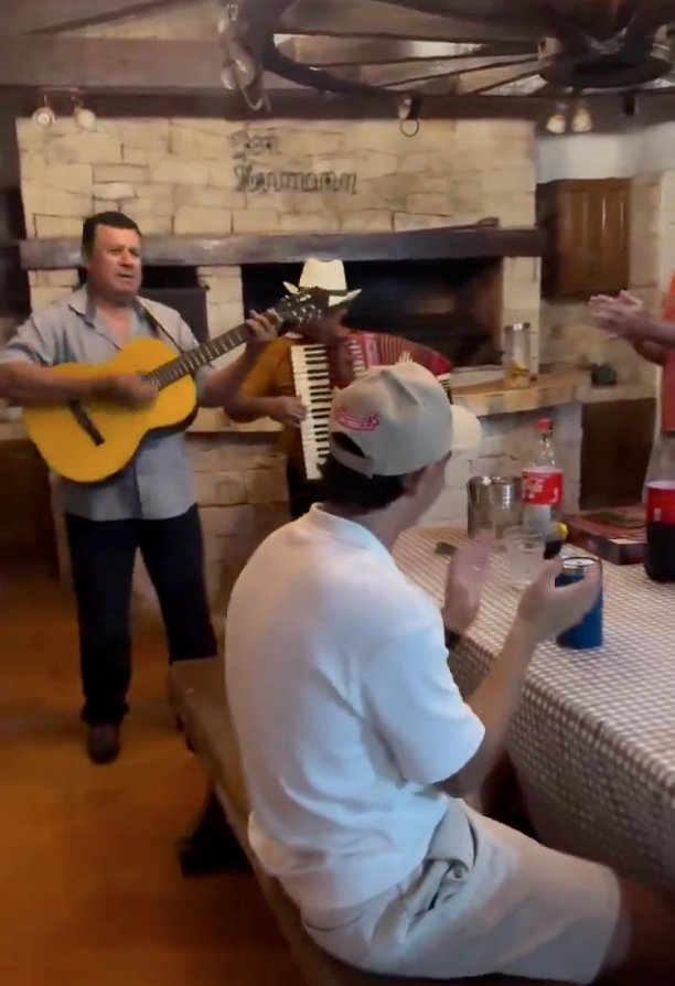 La serenata especial a Blas Riveros por el interior del país