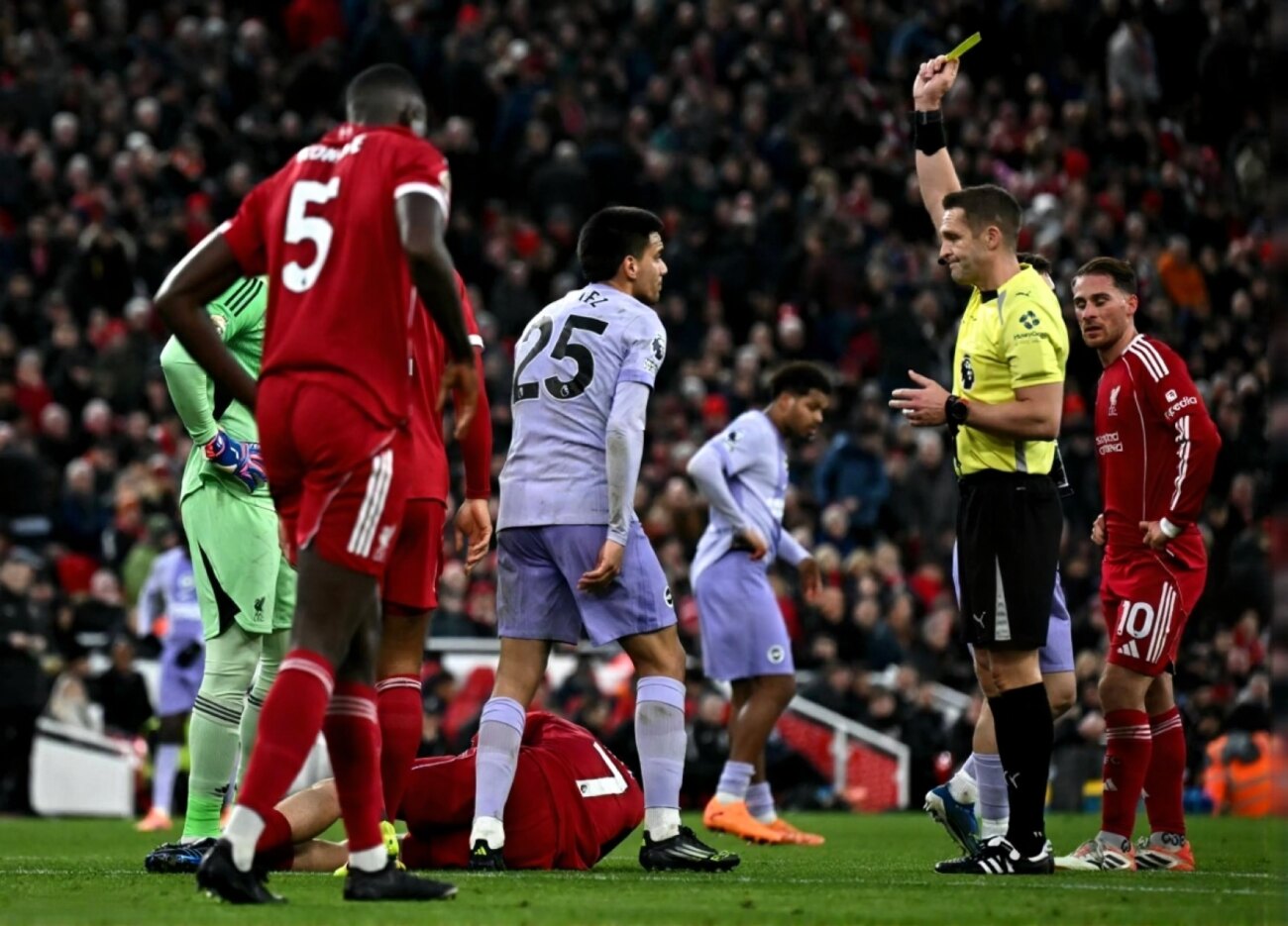 ¿Se salvó de la roja? La polémica jugada de Diego Gómez ante Liverpool