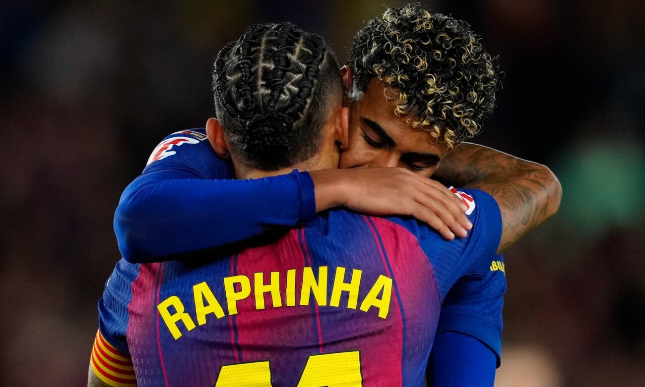 Doblete de Raphinha rescata al Barcelona ante Osasuna y afianza el liderato