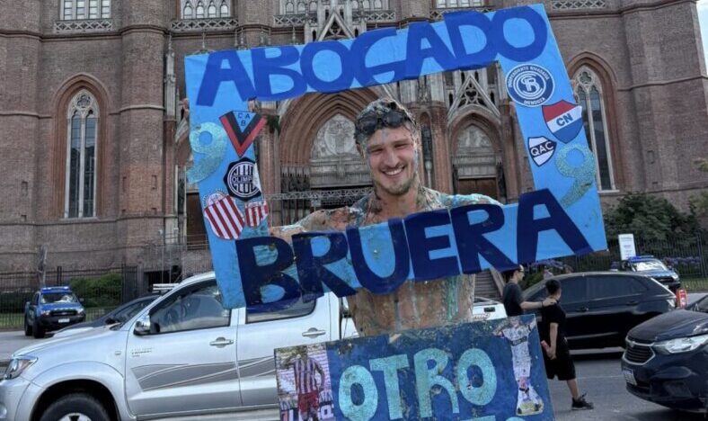 "El Doctor Gol": Facundo Bruera se recibió de Abogado