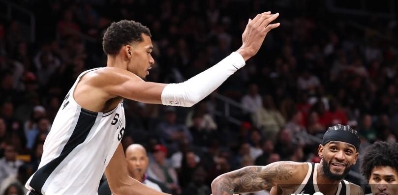 Wembanyama despluma a los Hawks y los 76ers frenan a los Knicks