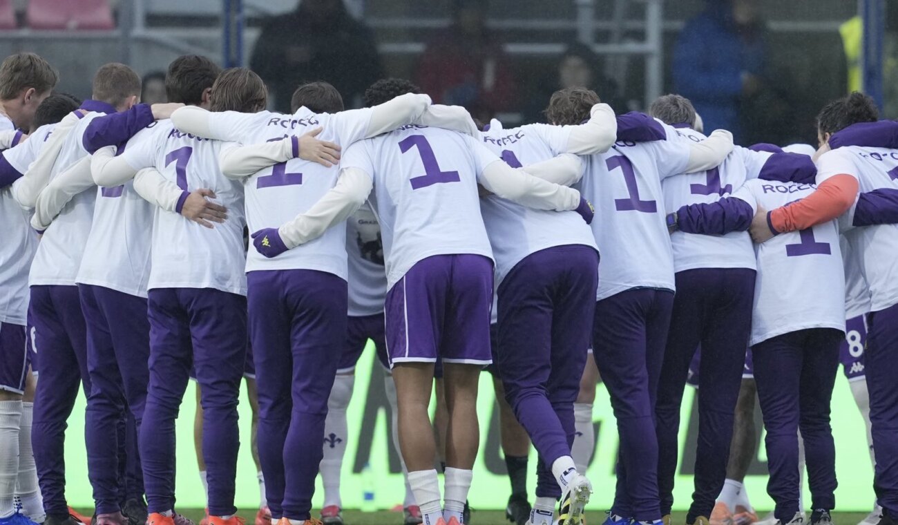 La Fiorentina, de luto por la muerte de su presidente, gana en Bolonia
