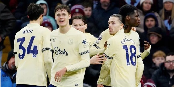 Aston Villa cae ante el Everton y Arsenal sonríe en la cima