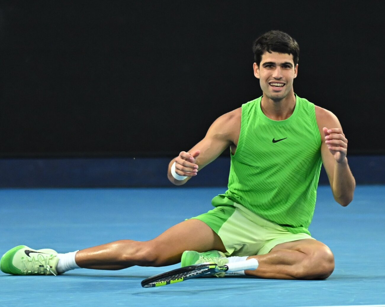 Alcaraz supera a Zverev polémica mediante y es finalista en Australia