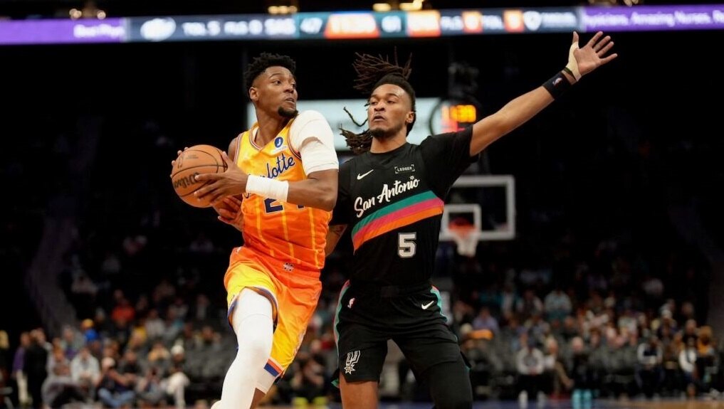 Los Hornets derrotan a los Spurs del francés Wembanyama