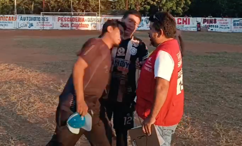 Cobarde agresión de un inadaptado a un arquero en el fútbol itaugüeño