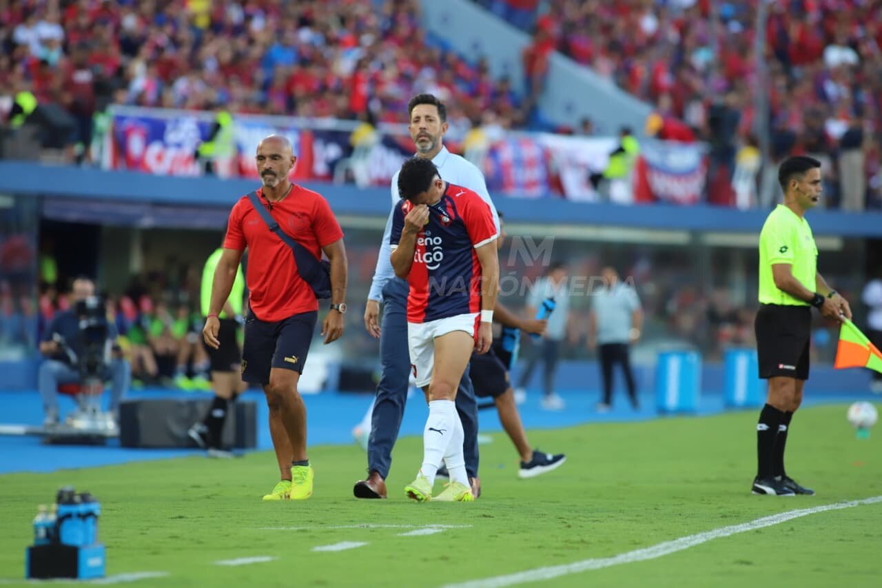 Apenas 8 minutos en cancha: Blas Riveros resintió la lesión y tuvo que dejar el clásico
