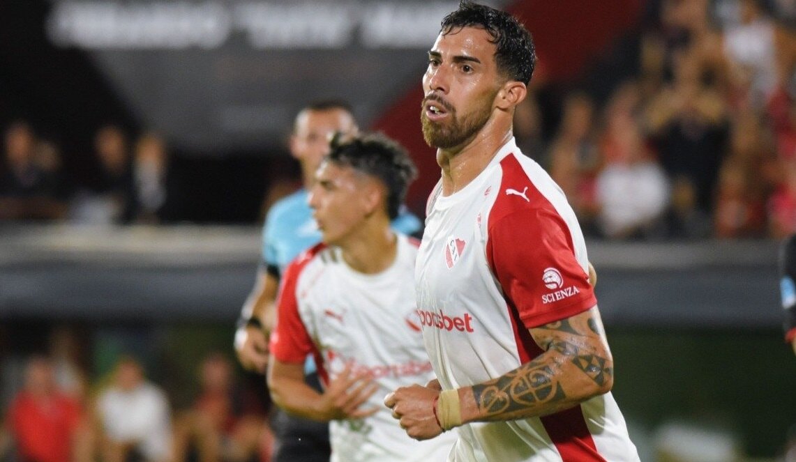 Gabriel Ávalos clava un golazo, pero el Rojo pierde el invicto