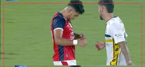 Cecilio presumió el parche de campeón a los jugadores del 