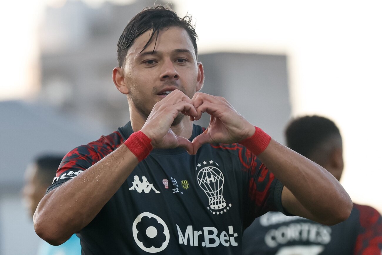 Golazo de Óscar Romero para inaugurar su cuenta en Huracán
