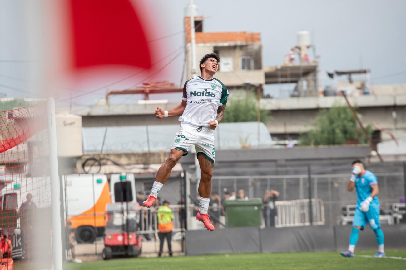 El paraguayo que volvió a marcar en Argentina y está solo a uno del máximo goleador
