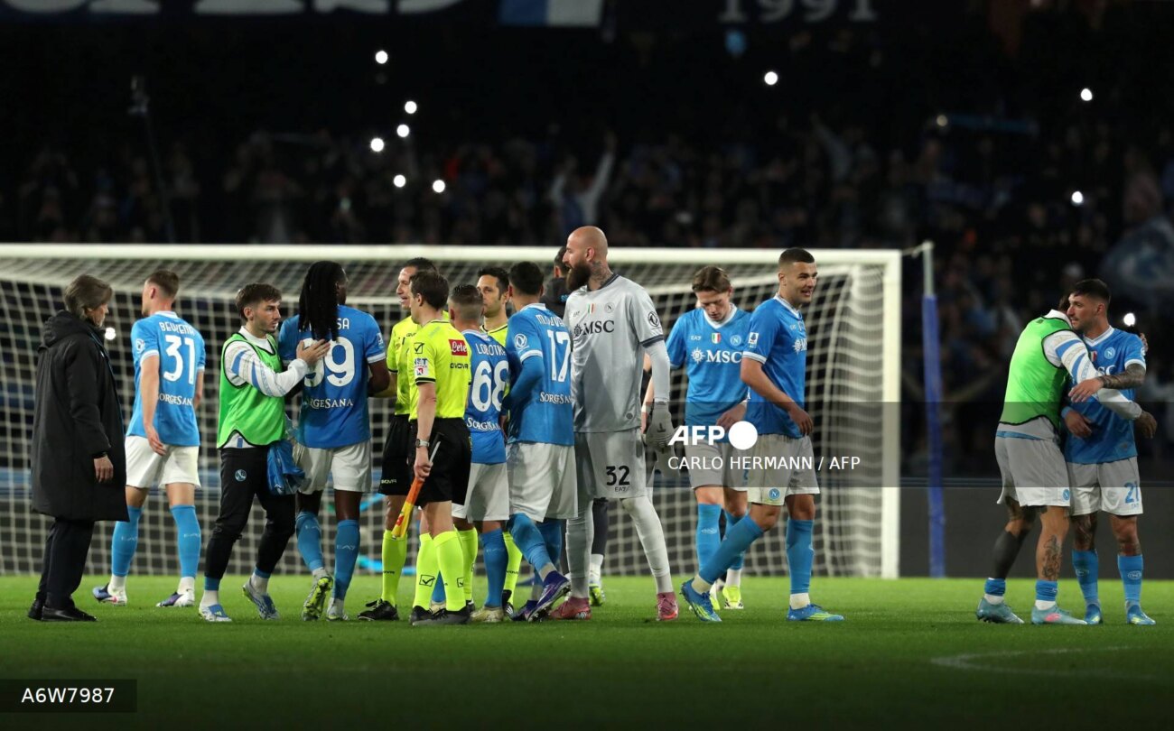 El Napoli doblega al Milan y promete dar batalla al Inter