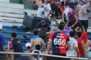 Policía brutalmente agredido tiene 22 años y deberá ser sometido a cirugías