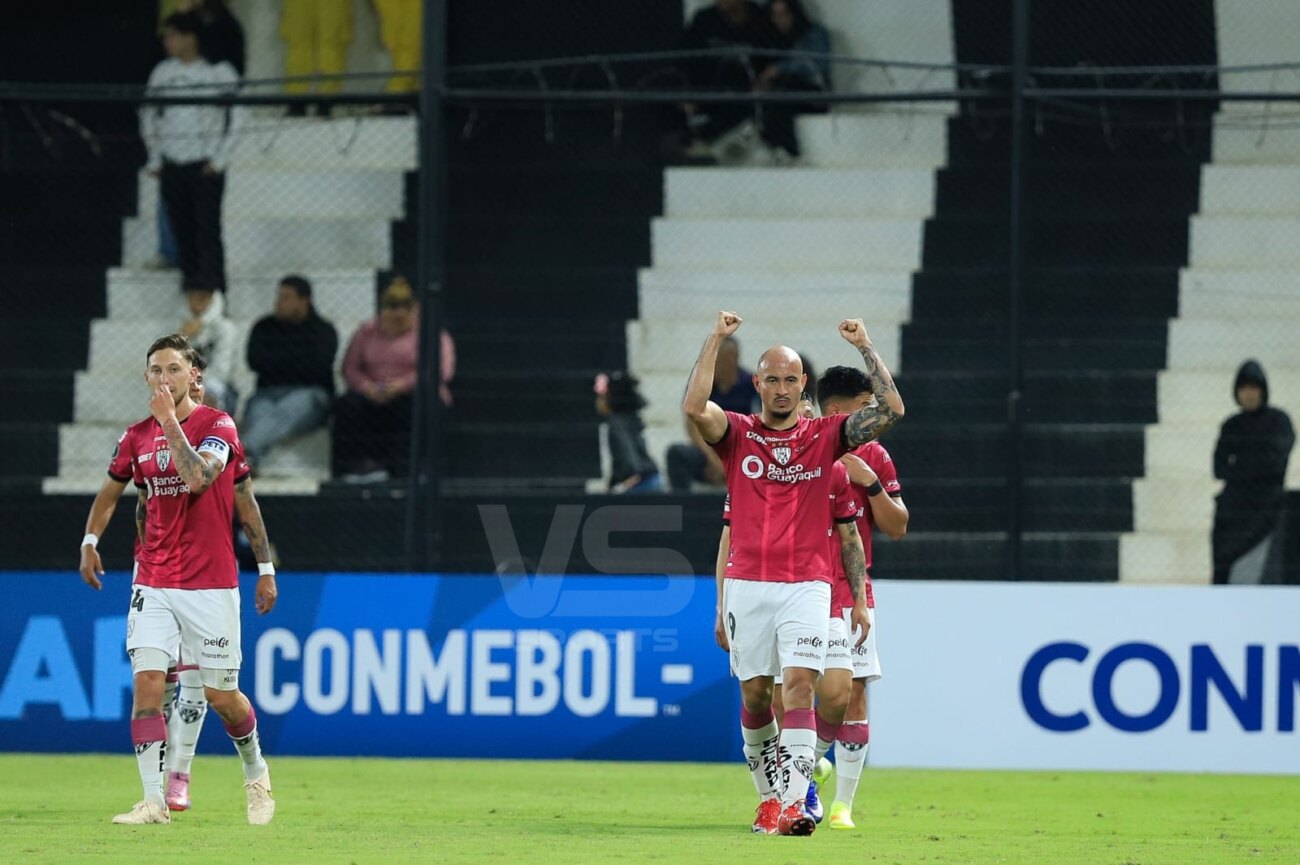 Inspirada noche de Carlos González para dejar a Libertad en la lona