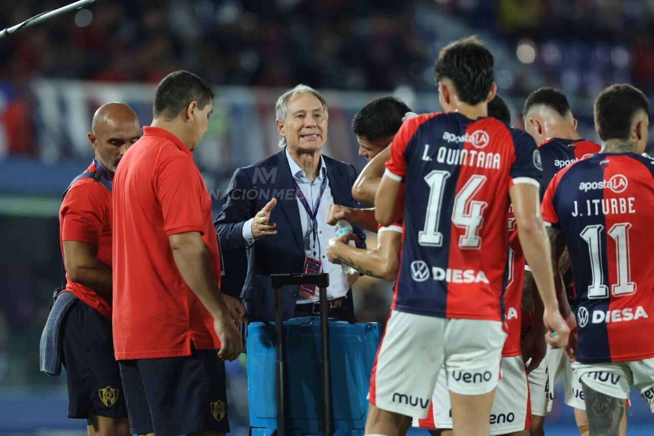 Ariel Holan: "El esfuerzo del equipo fue titánico y el premio es merecido"