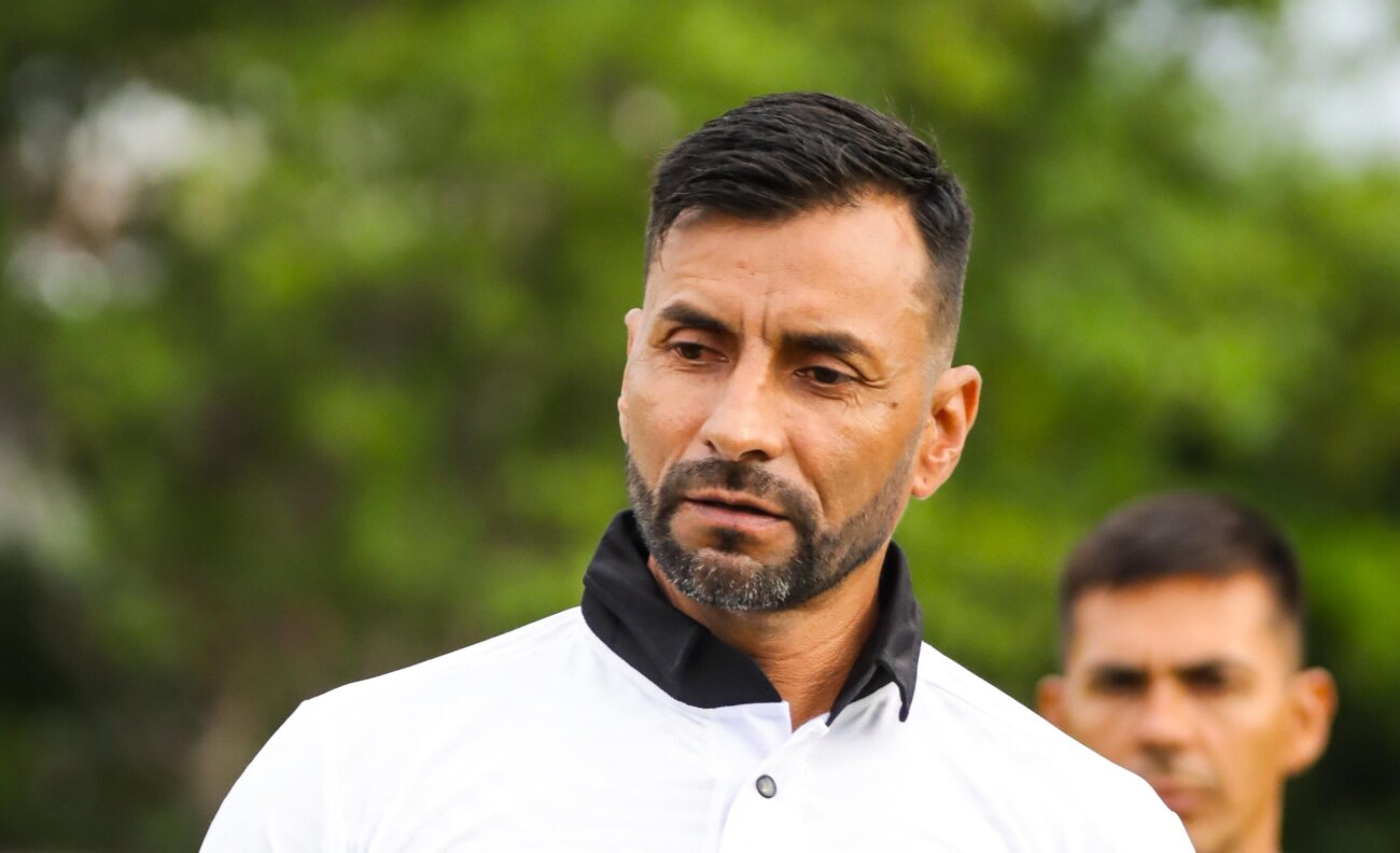 Julio Irrazábal viste de blanco y negro para su nuevo desafío