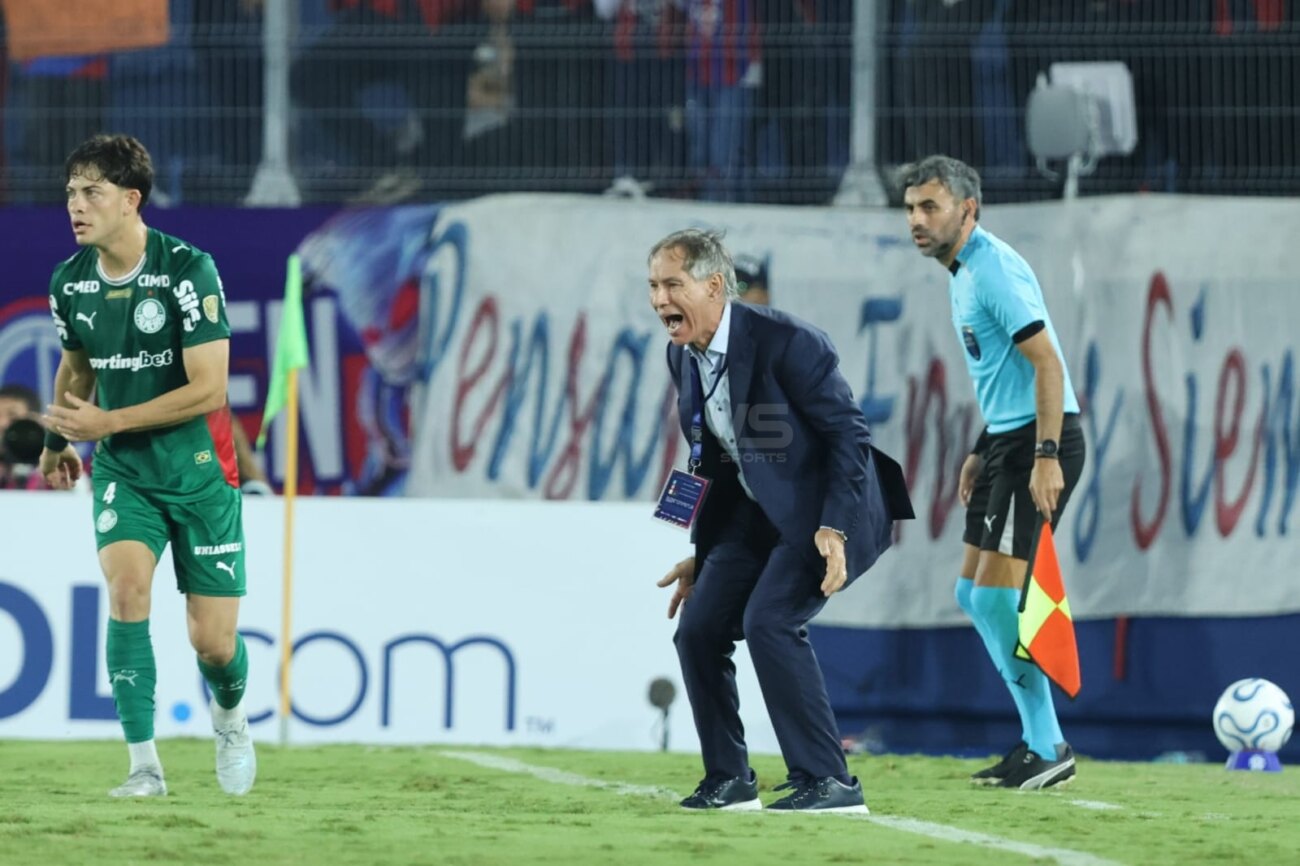 Holan recurre al reglamento y defiende la reducción de la cancha