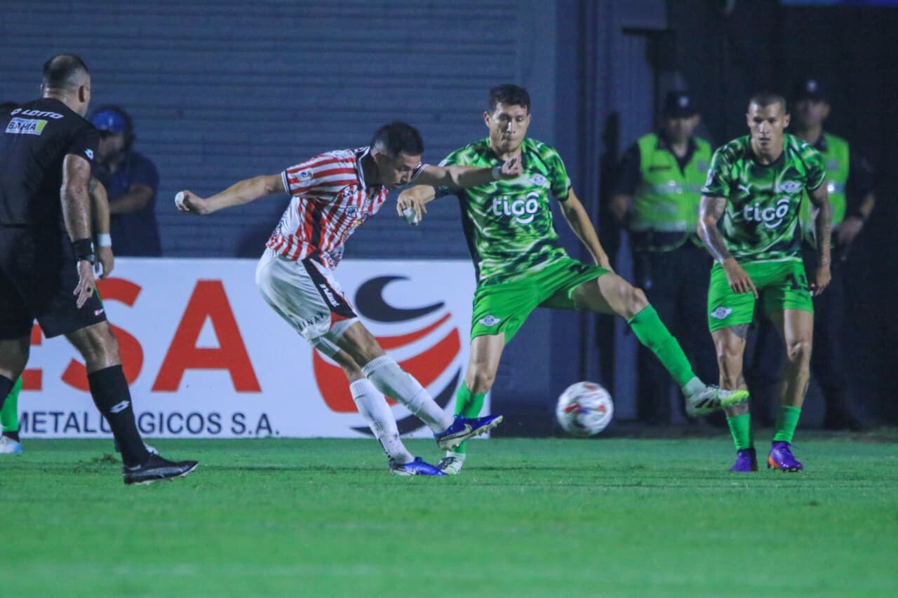 Libertad-San Lorenzo; choque entre equipos golpeados en la ciudad universitaria
