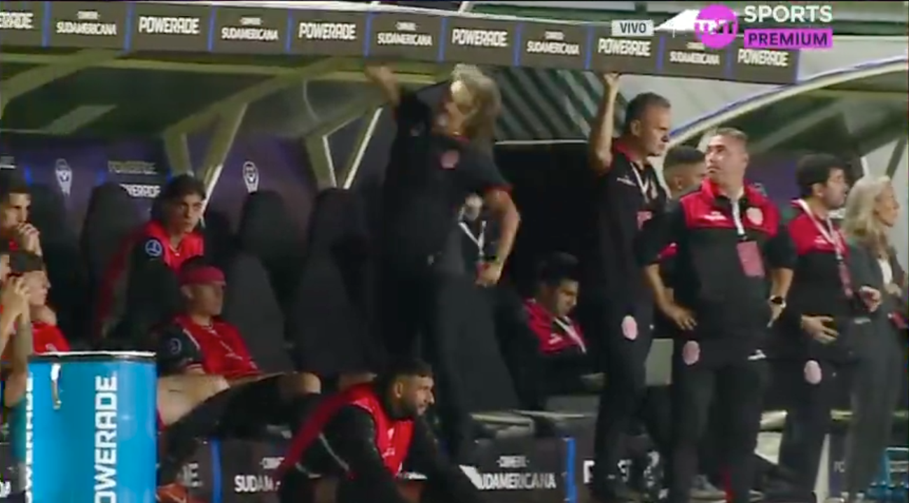 ¡Se enojó! La reacción viral del DT de Barracas tras el segundo gol de Olimpia