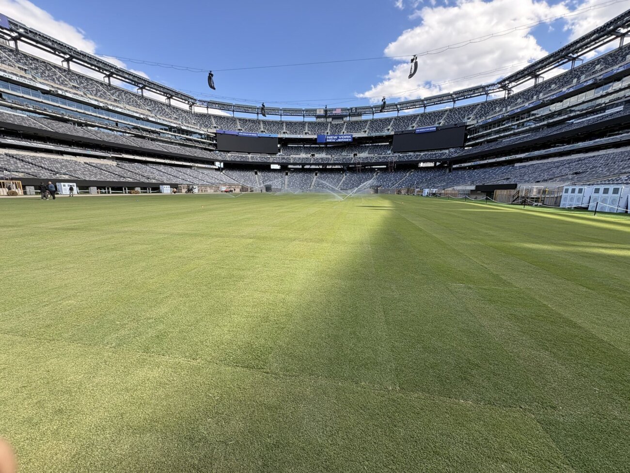 Instalan el césped del estadio de la final del Mundial