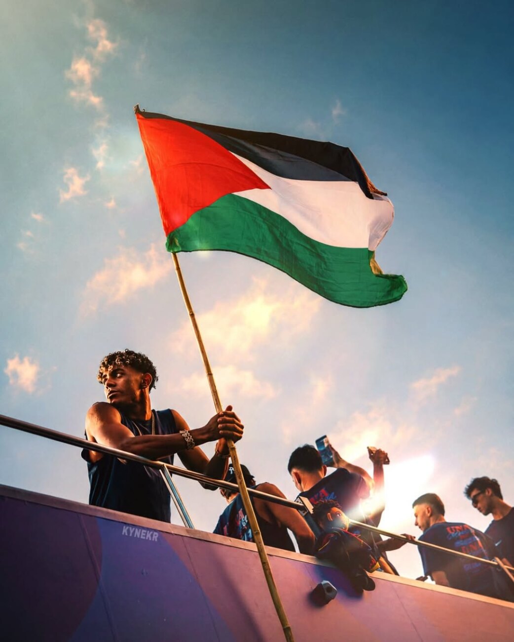 Flick critica a Lamine Yamal por ondear una bandera palestina