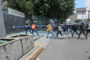 Miles de manifestantes bloquean acceso al mundialista estadio Azteca de México