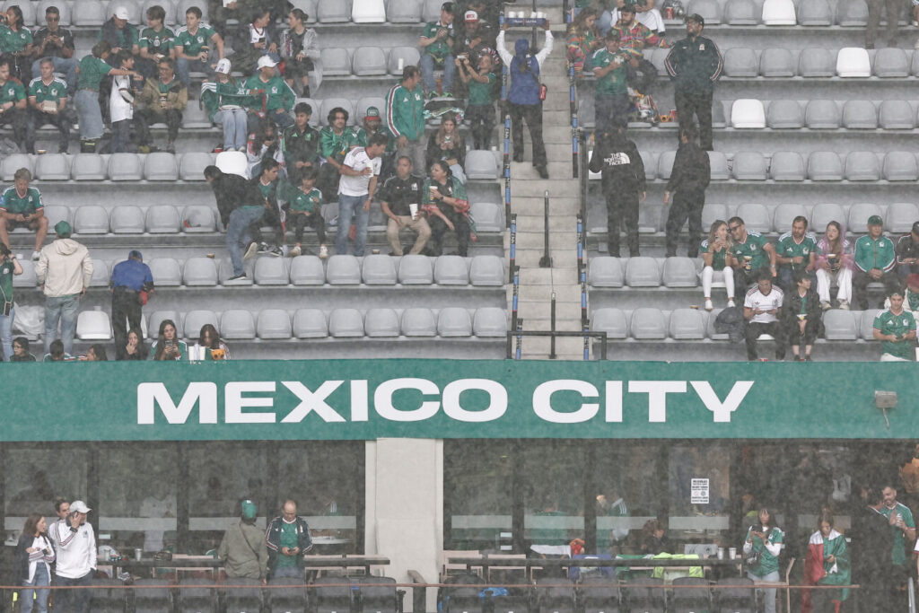 México-Inglaterra se retrasa una hora por una tormenta