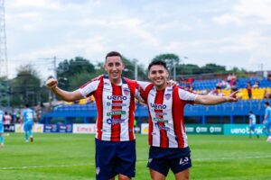 Sostiene la presión sobre su rival de patio