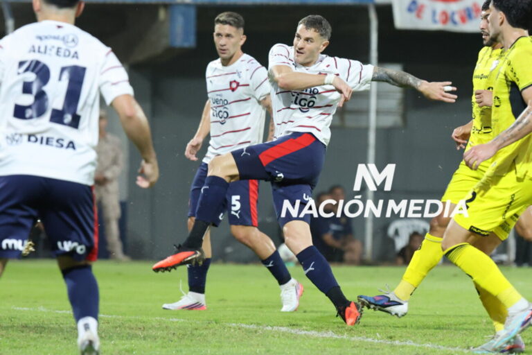 La dureza del fútbol paraguayo sorprendió a Vegetti: 