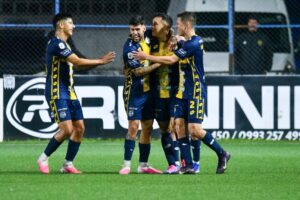 Camacho continúa recortando distancia en la tabla histórica de goleadores