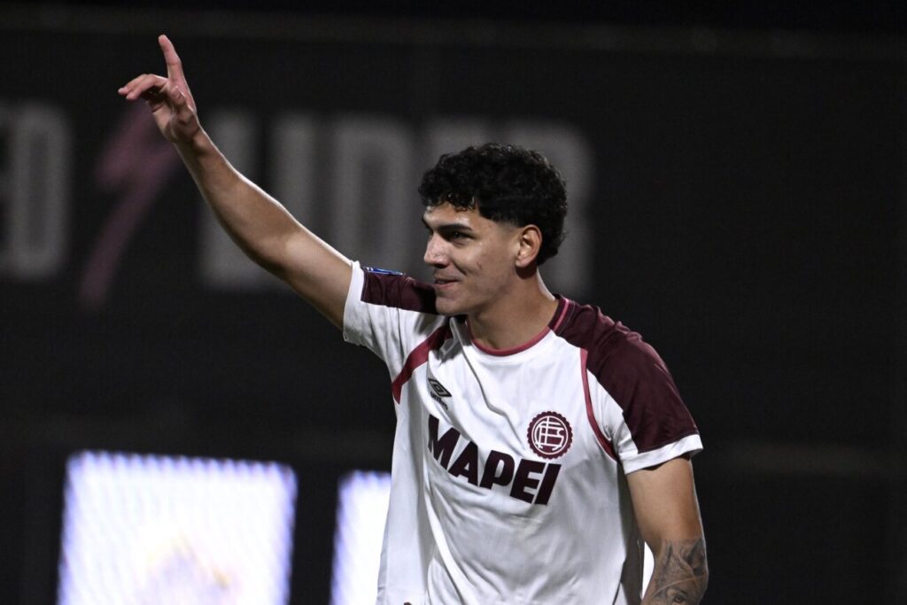 Allan Wlk brilla con doblete en la goleada de Lanús ante Deportivo Riestra