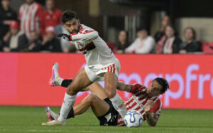 Flamengo rescata un empate de La Plata y se acerca a otra final